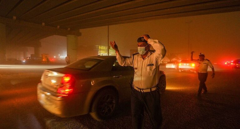 1800 حالة اختناق بعاصفة رملية في العراق (فيديو)