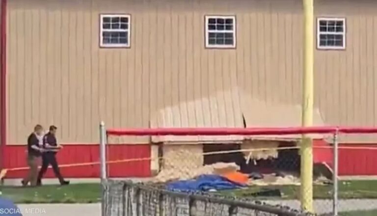 سيارة تقتحم مبنى وتقتل 4 أطفال! (فيديو)