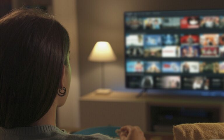 المسلسلات المشوقة قبل النوم.. خطر غير متوقع على صحتك!