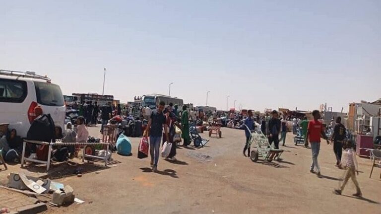 بالصور.. آلاف السودانيين عالقون على حدود مصر
