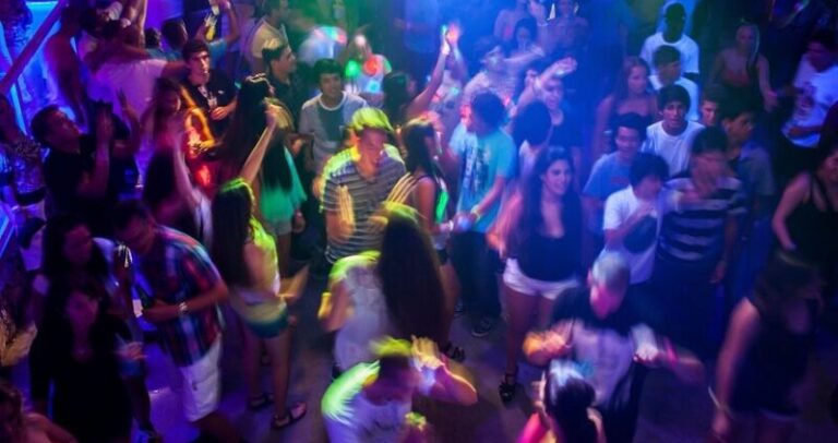 بالفيديو.. سقوط سقف ملهى ليلي يقتل 15 شخصاً