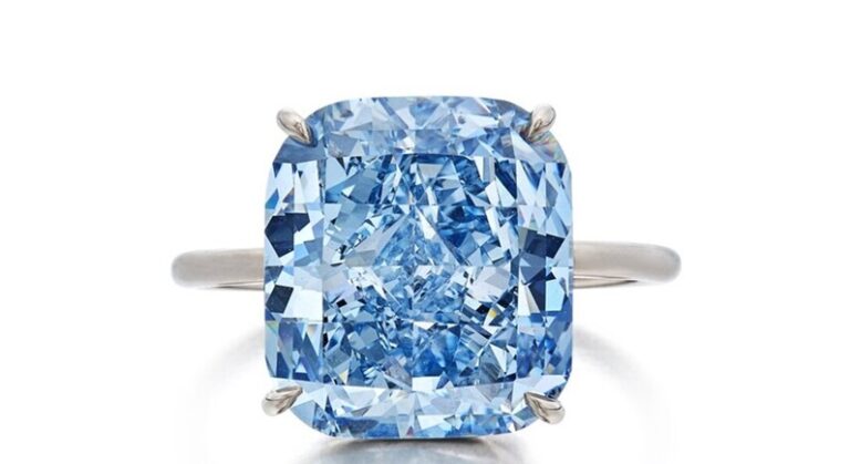 ألماسة نادرة تبهر أبو ظبي! (فيديو)