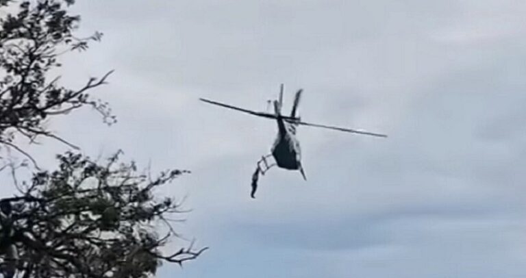 بالفيديو ـ شاب يتعلق بطائرة!