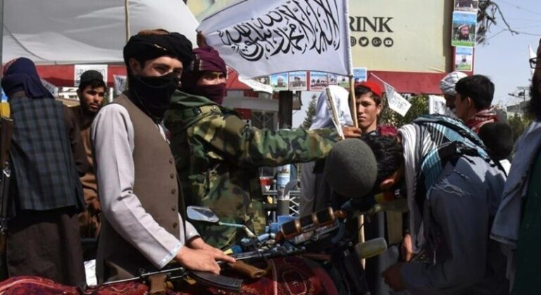 “طالبان” تتبنى تفجير باكستان