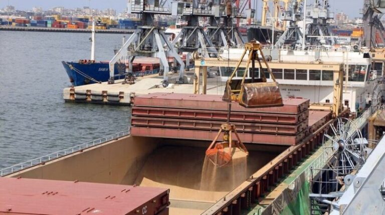 بالصور.. أول باخرة قمح بعد سقوط النظام في ميناء اللاذقية