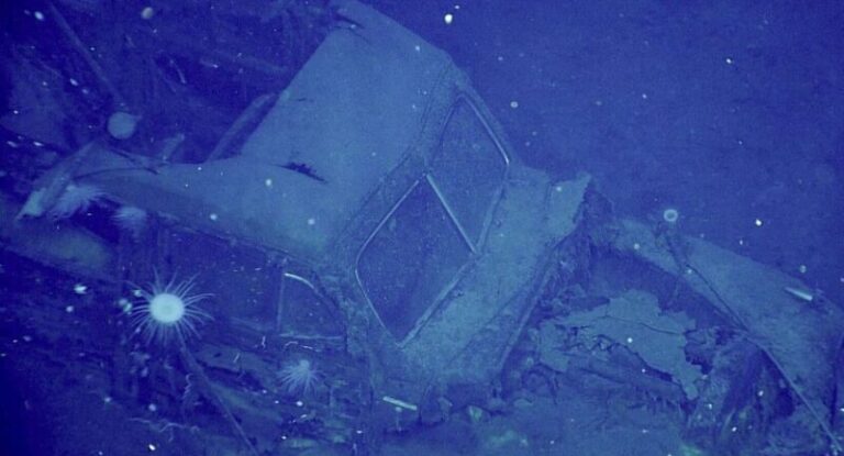 بالصور.. سيارة غامضة داخل حاملة طائرات شهيرة غارقة منذ 80 عاما!