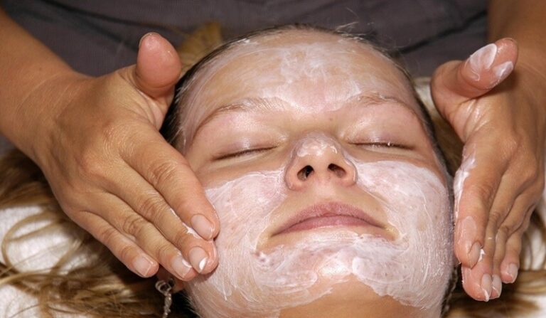 خطر صامت في مستحضرات التجميل!