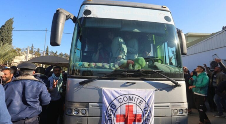 بدء نقل الأسرى الفلسطينيين من سجون الاحتلال (فيديو)