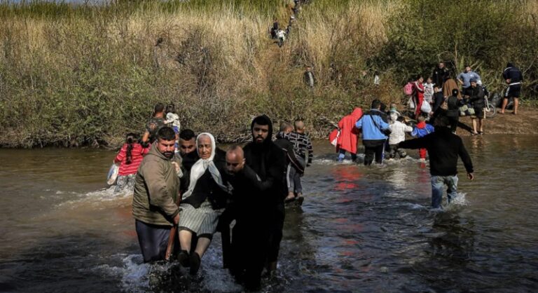 أكثر من 1000 نازح سوري جديد يعبرون النهر الكبير في الشمال