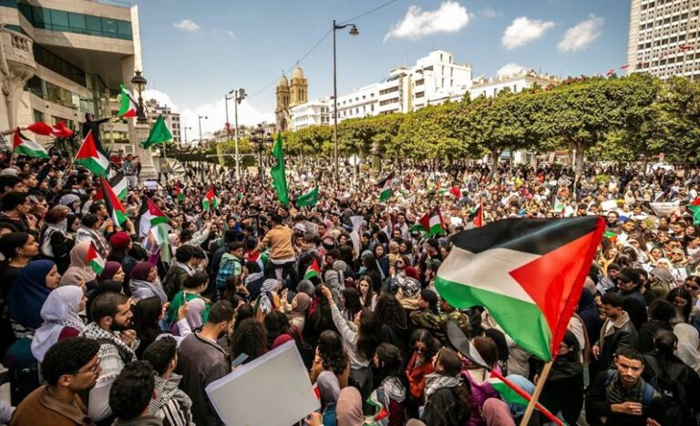 وفاة شاب تونسي أثناء رفعه علم فلسطين (صورة)