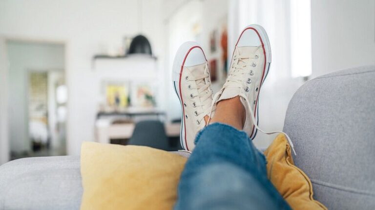 الحذاء في المنزل.. قنبلة موقوتة!