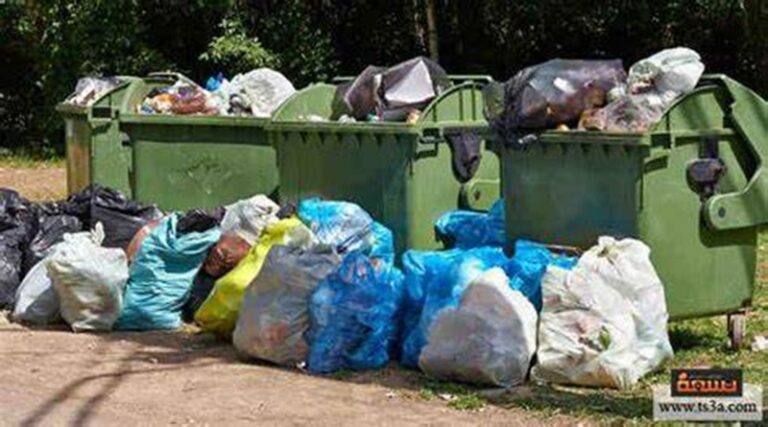 عامل نظافة ينقذ طفلة من حاوية نفايات! (صورة)