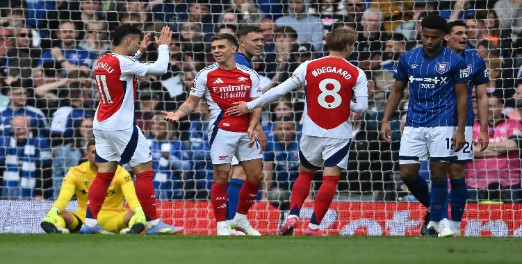 آرسنال يسحق إيبسويتش ويحتفظ بوصافة البريميرليغ