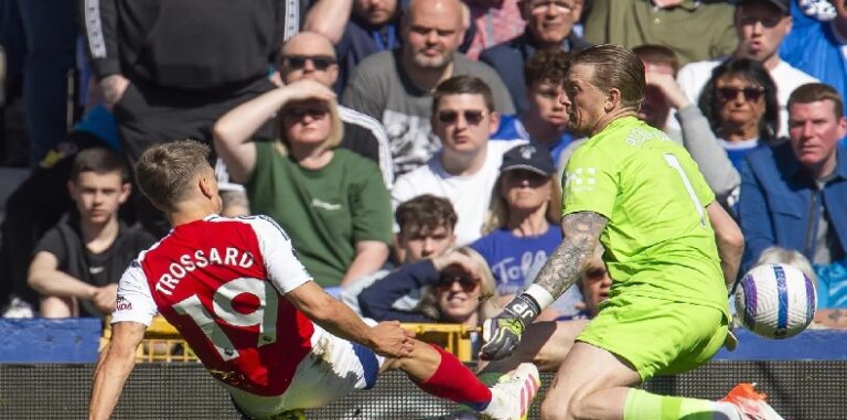 الدوري الإنكليزي لكرة القدم: إيفرتون يُعرقل آرسنال ويُسدي خدمة لليفربول