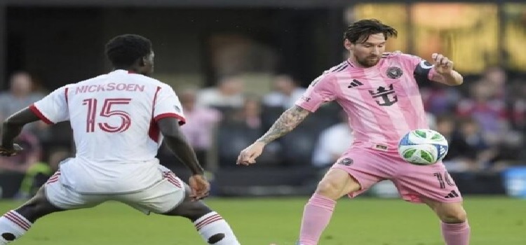 ميسي يُنقذ فريقه من خسارة محتّمة أمام تورونتو