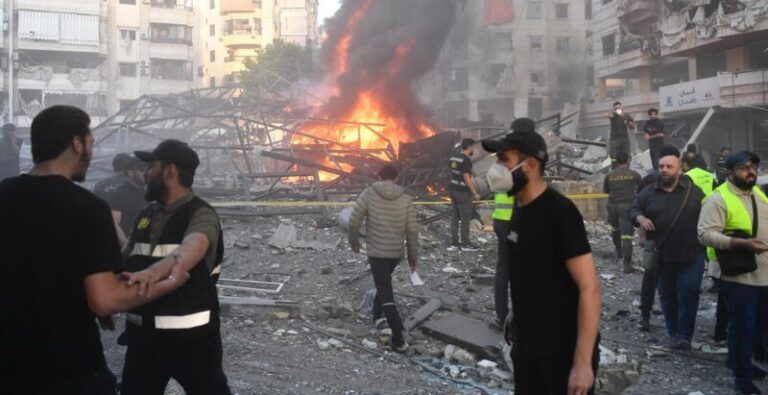 إخماد حريق الغارة  في الضاحية