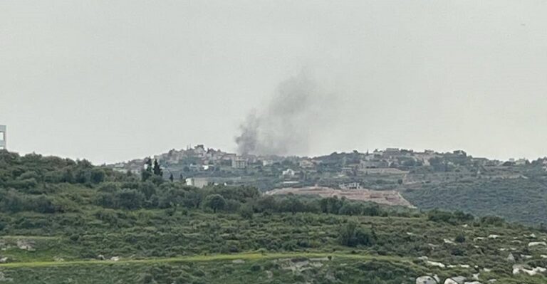 إصابات باستهداف جرافة بين الشعيتية وزبقين