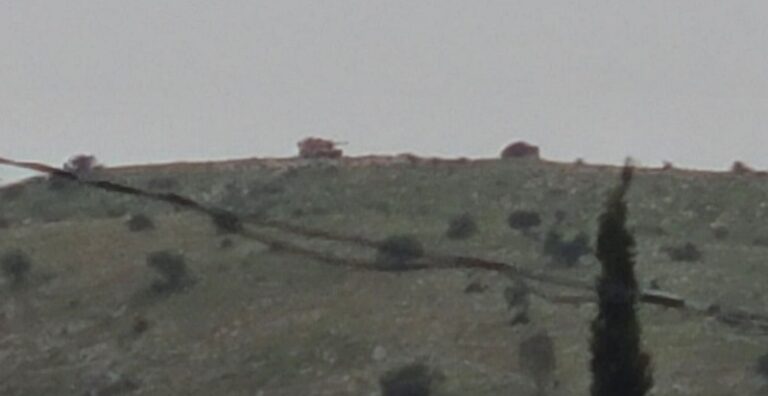 الاحتلال يجرف الأراضي في جبل بلاط