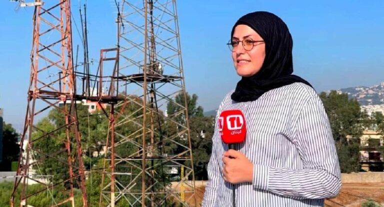 مراسلة حربية محجبة.. وفي السلم: “خليكِ بالسوشيل ميديا”!