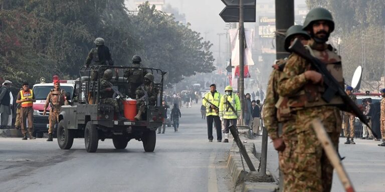 قتلى وجرحى بانفجار حافلة في باكستان