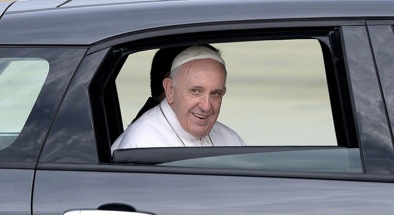 هدية من البابا الراحل لأطفال غزة (صور)