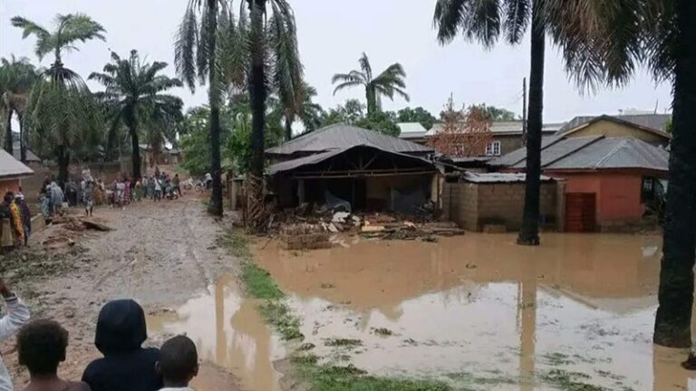 150 قتيلاً بفيضانات نيجيريا (فيديو)