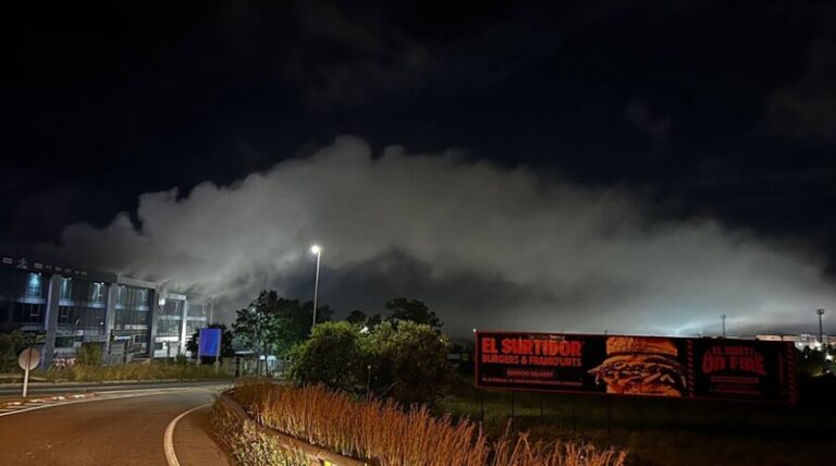 بالفيديو.. سحابة سامة تحبس 150 ألف شخص في منازلهم!
