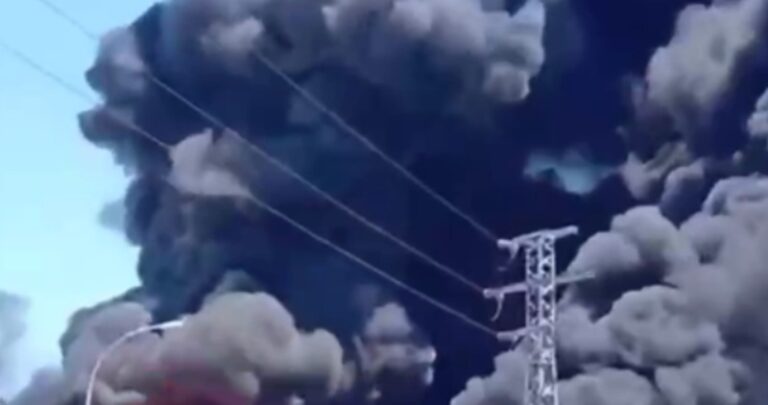 حريق ضخم مستودع للمواد الكيميائية في اسبانيا (فيديو)