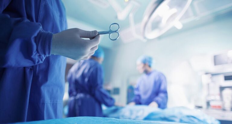 طبيب تجميل ومديرة بنك: اختلاس أم “علاقة مشبوهة”؟