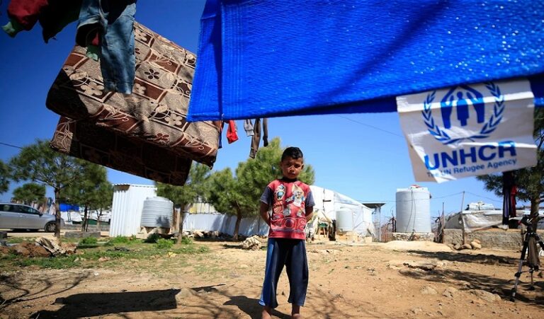 لا استشفاء للنازحين السوريين في عام 2026: وزير الصحة لـ”UNHCR”: “ما بتِقطَع”!