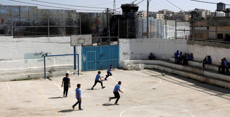 الاحتلال يخلي مدارس “الأونروا” في القدس