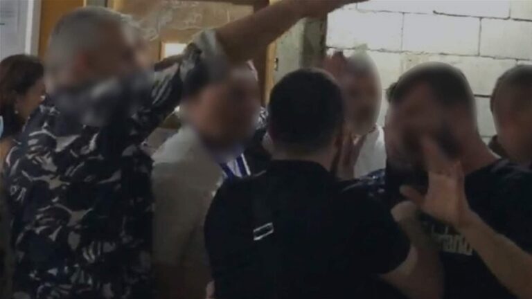 تدافع داخل مركز الاقتراع في الضنية