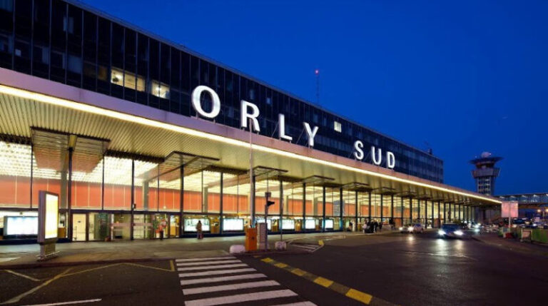 إلغاء 130 رحلة جوية بسبب عطل في مطار باريس