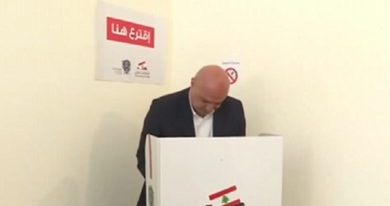 عون يقترع في العيشية: صوتوا بكثافة