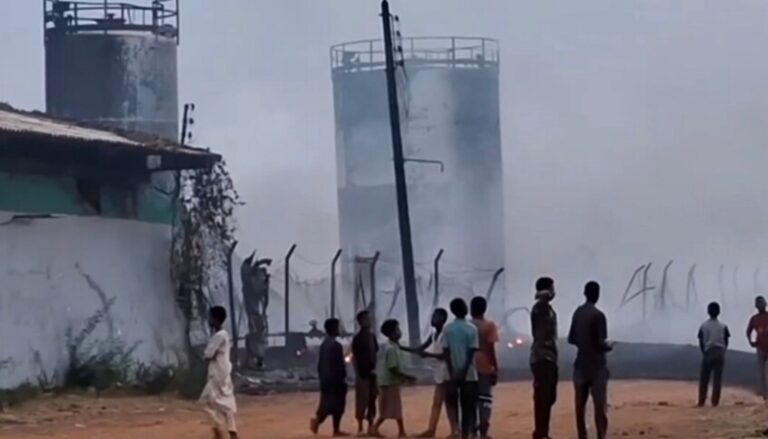 حريق ضخم بعد هجوم بطائرات مسيرة في السودان (فيديو)