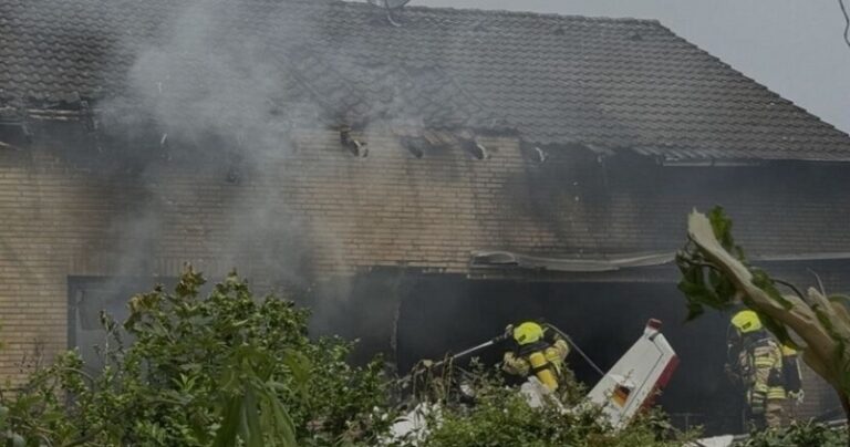 طائرة خفيفة تسقط فوق منزل!