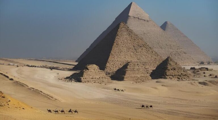 ما حقيقة هدم أهرامات الملكات في الجيزة؟