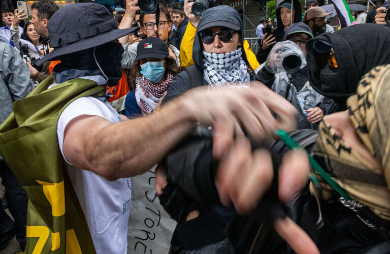بالفيديو – اشتباكات بين محتجين مؤيدين لفلسطين والشرطة في نيويورك