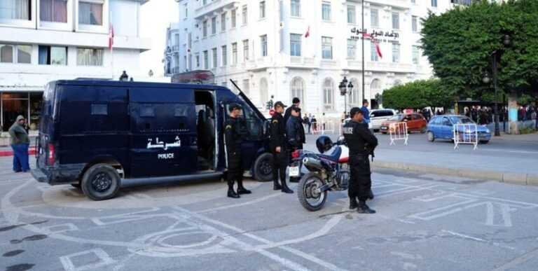 بالصور والفيديو.. أضرم النار في معهده ووثق الجريمة!