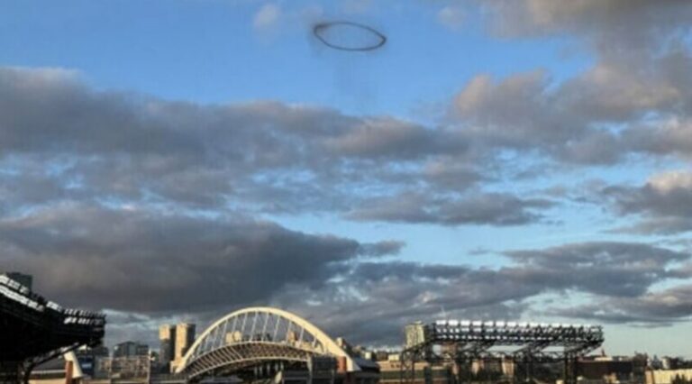 حلقة سوداء غامضة في سماء أميركا! (فيديو وصورة)