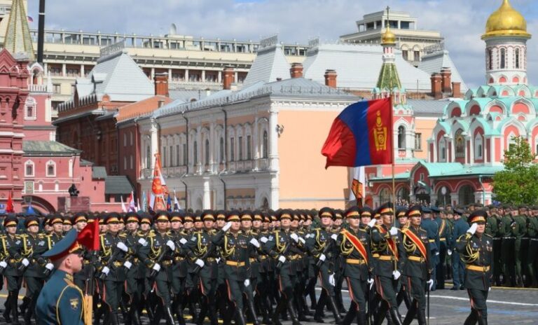 بالفيديو – مشاركة عربية وآسيوية لافتة في العرض العسكري الروسي