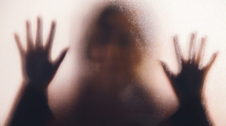 جراح اعترف بالاعتداء على مئات الأطفال تحت التخدير!