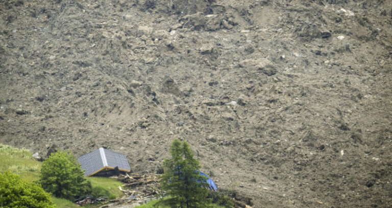 بالفيديو والصور.. انهيار جليدي ضخم يدمر بلدة في سويسرا