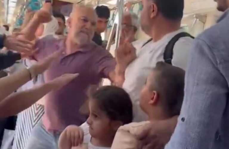 مشاجرة على مقعد قطار.. وجريح! (فيديو)
