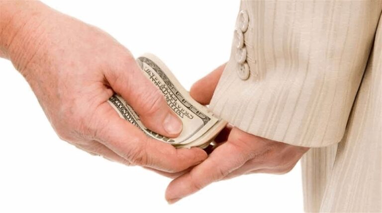 توقيف 14 شخصاً للاشتباه بهم بدفع رشى انتخابية