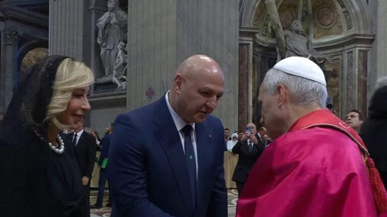 إنطلاق الموكب البابوي