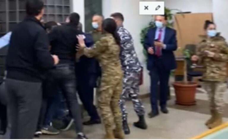 بالفيديو.. إشكال وتدافع في مركز اقتراع صربا