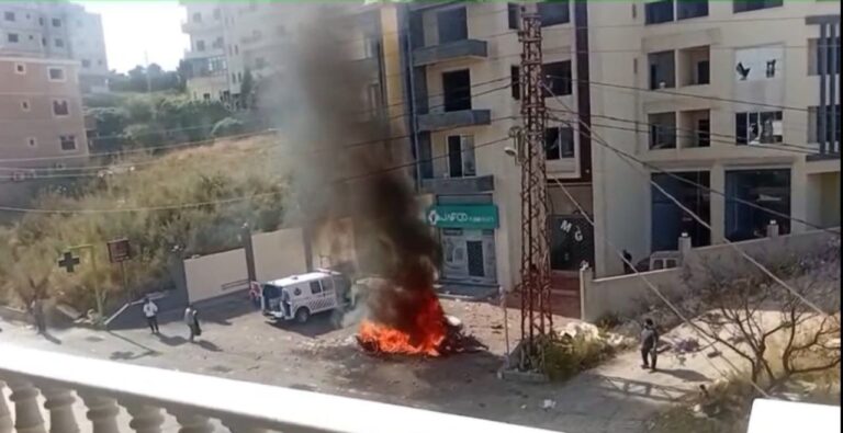 استهداف سيارة في عين بعال (فيديو – صور)