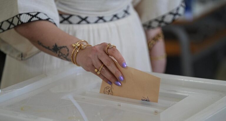 “القوات” بلا حلفاء.. و”التيار” خارج اللائحتين: مفاوضات الساعات الأخيرة في زحلة