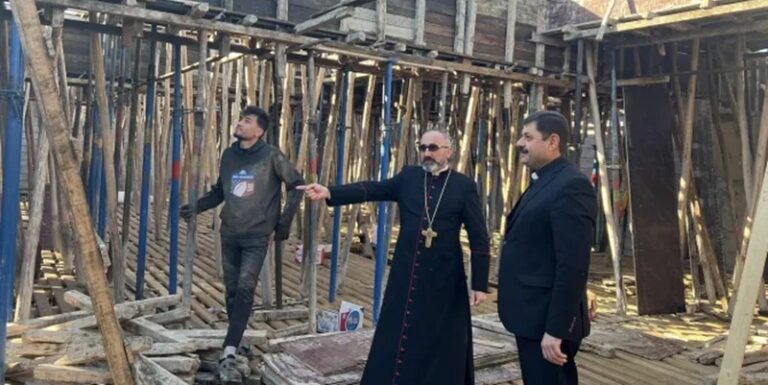 مسيحيو العراق يعيدون بناء الحجر.. ولو يغيب البشر!